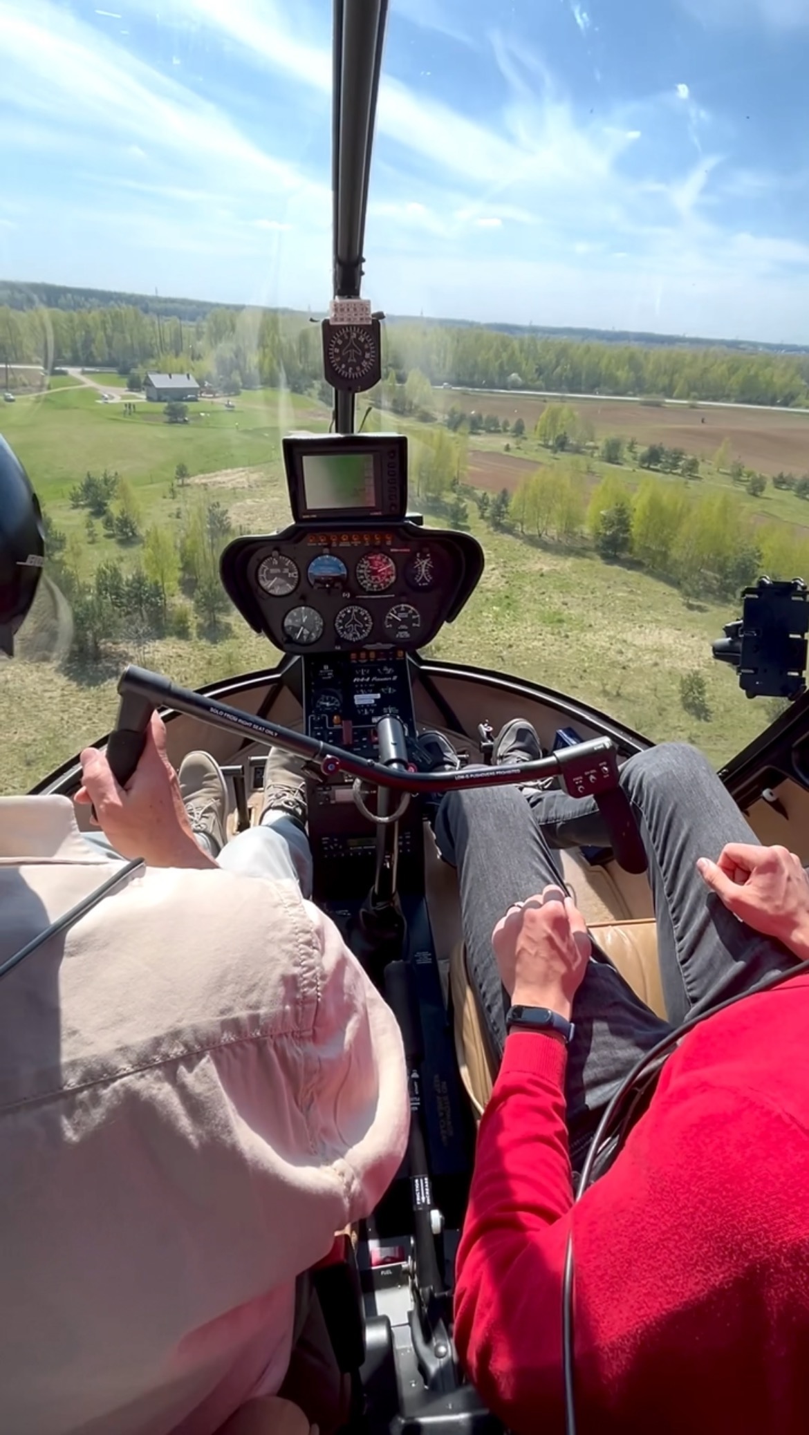Susipažinkite su Robinson R44 ir R22 sraigtasparnių skrydžio ypatumais ir galimybėmis. Pamėginkite patys pilotuoti sraigtasparnį ir patirkite nuostabų skrydžio jausmą! Užsakyk ĮVADINĘ PAMOKĄ dabar! 
.
#trakai #sraigtasparnis #helicopter #r44 #summer #vasara #pilotas #lietuva #lithuania #vacation #flight #gift #dovana #dovanuidejos